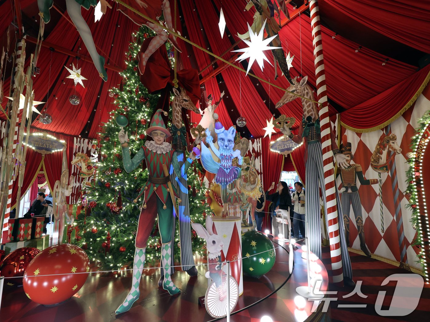 본문 이미지 - 1일 서울 영등포구 여의도 더현대 서울 사운즈 포레스트에 크리스마스 장식이 설치돼 있다. 2024.11.1/뉴스1 ⓒ News1 황기선 기자