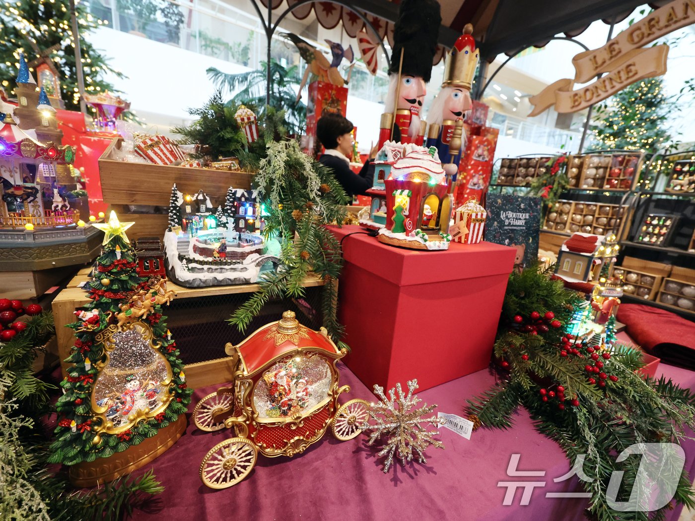 본문 이미지 - 1일 서울 영등포구 여의도 더현대 서울 사운즈 포레스트에 크리스마스 장식이 설치돼 있다. 2024.11.1/뉴스1 ⓒ News1 황기선 기자
