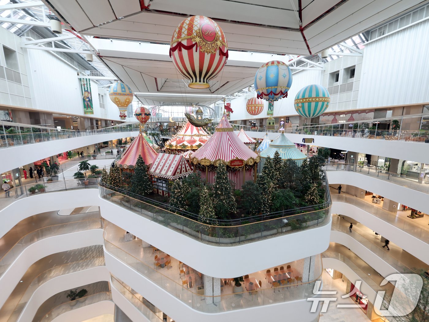 본문 이미지 - 1일 서울 영등포구 여의도 더현대 서울 사운즈 포레스트에 크리스마스 장식이 설치돼 있다. 이번 시즌 콘셉트는 '움직이는 대극장'(LE GRAND THEATRE)으로 유럽 동화 속에 나오는 서커스 마을을 구현했다. 2024.11.1/뉴스1 ⓒ News1 황기선 기자