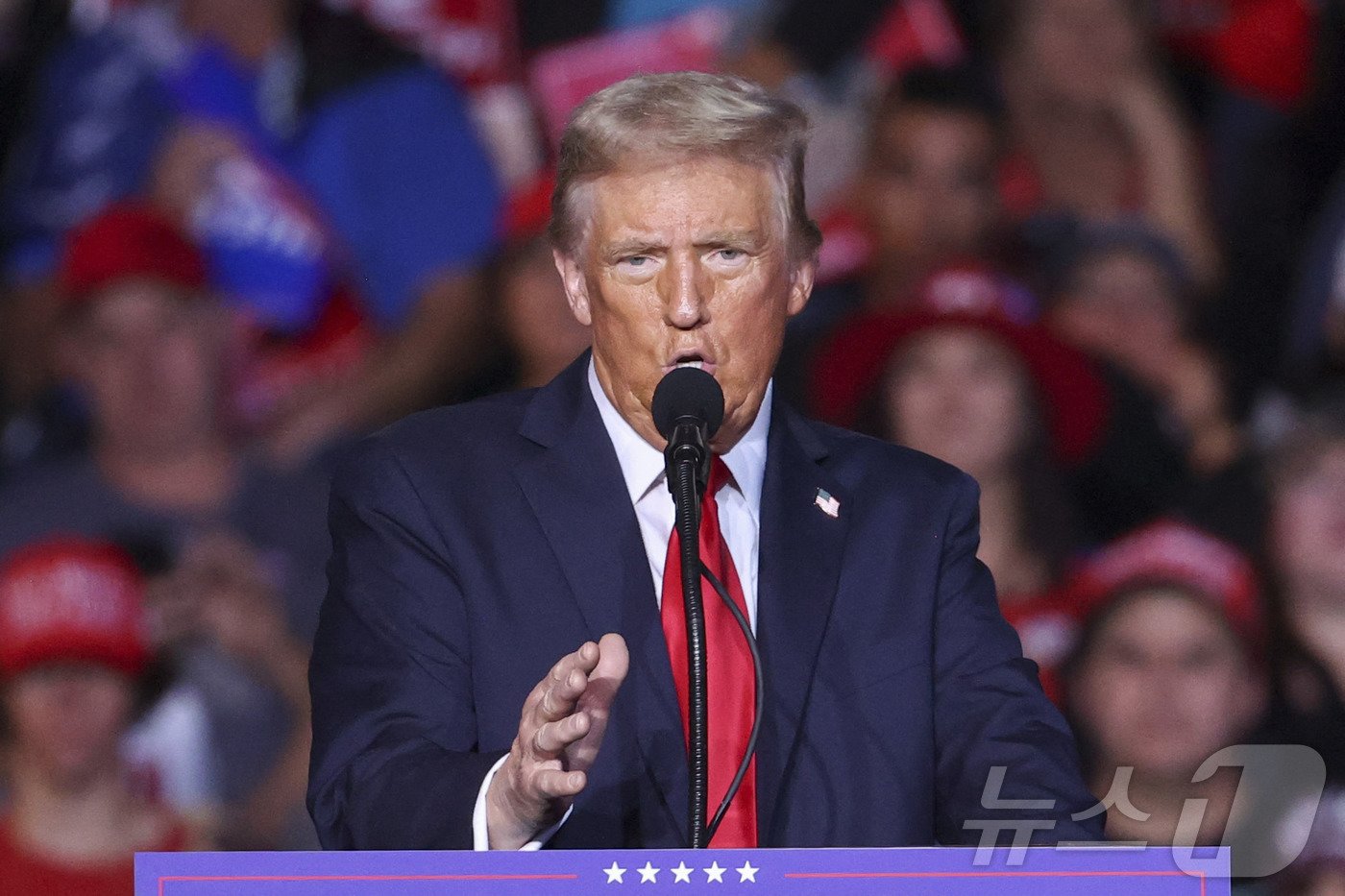 본문 이미지 - 미국 공화당 대선 후보인 도널드 트럼프 전 대통령이 31일(현지시간) 네바다주 헨더슨에서 열린 선거 집회서 "카멀라 해리스 부통령은 모든 것에 거짓말을 한다, 사기꾼 힐러리 클린턴 전 국무 장관보다 더 나쁘다＂고 주장하고 있다. 2024.11.01 ⓒ AFP=뉴스1 ⓒ News1 우동명 기자