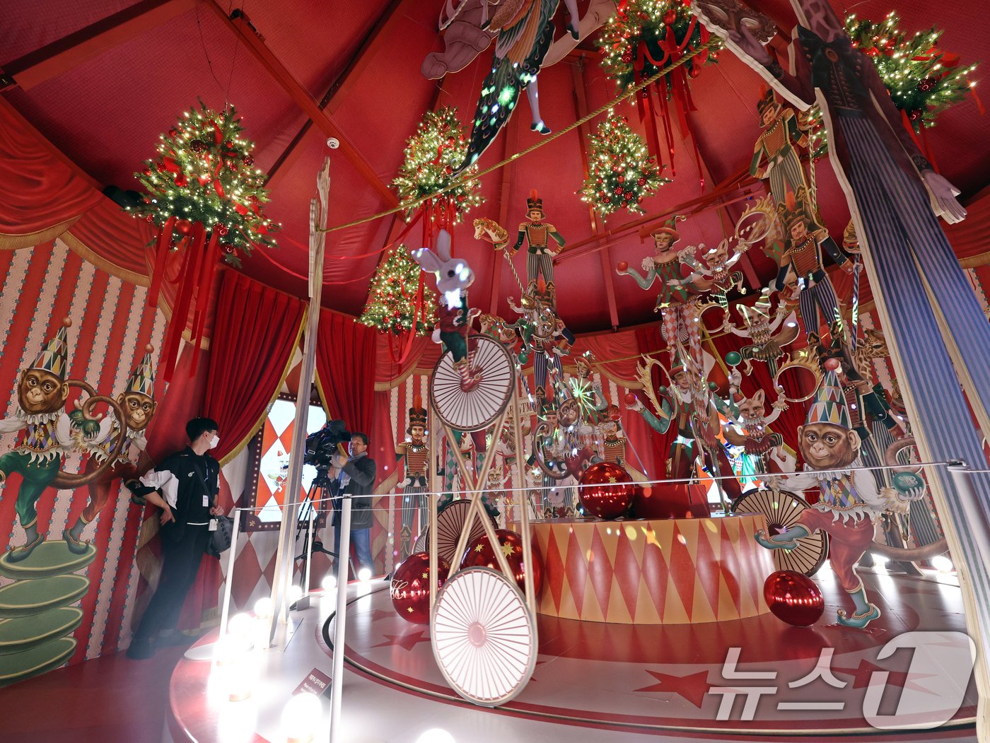 본문 이미지 - 1일 서울 영등포구 여의도 더현대 서울 사운즈 포레스트에 크리스마스 장식이 설치돼 있다. 2024.11.1/뉴스1 ⓒ News1 황기선 기자