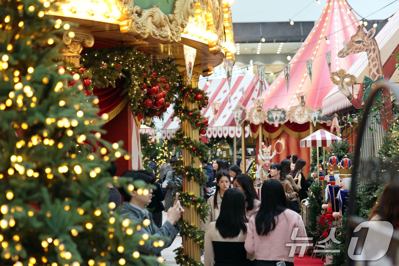 본문 이미지 - 1일 서울 영등포구 여의도 더현대 서울 사운즈 포레스트에 크리스마스 장식이 설치돼 있다. 2024.11.1/뉴스1 ⓒ News1 황기선 기자