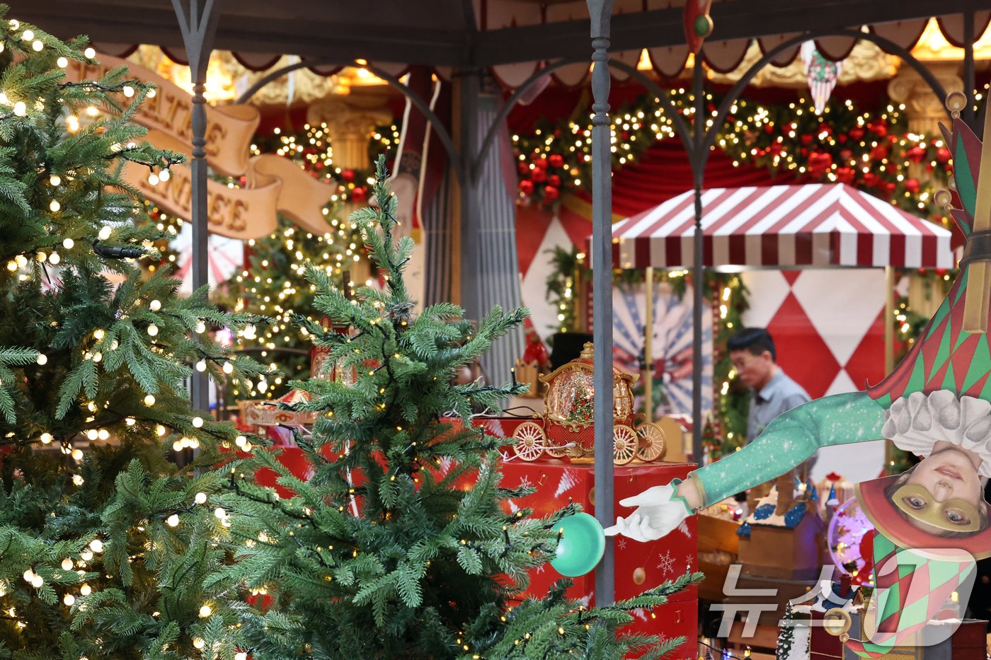 본문 이미지 - 1일 서울 영등포구 여의도 더현대 서울 사운즈 포레스트에 크리스마스 장식이 설치돼 있다. 이번 시즌 콘셉트는 '움직이는 대극장'(LE GRAND THEATRE)으로 유럽 동화 속에 나오는 서커스 마을을 구현했다. 2024.11.1/뉴스1 ⓒ News1 황기선 기자