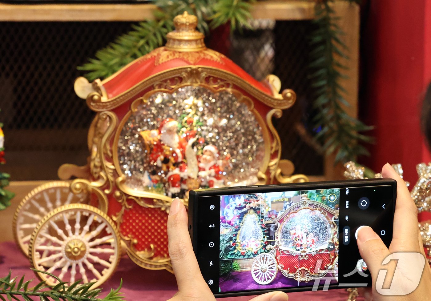 본문 이미지 - 1일 서울 영등포구 여의도 더현대 서울 사운즈 포레스트에 크리스마스 장식이 설치돼 있다. 이번 시즌 콘셉트는 '움직이는 대극장'(LE GRAND THEATRE)으로 유럽 동화 속에 나오는 서커스 마을을 구현했다. 2024.11.1/뉴스1 ⓒ News1 황기선 기자