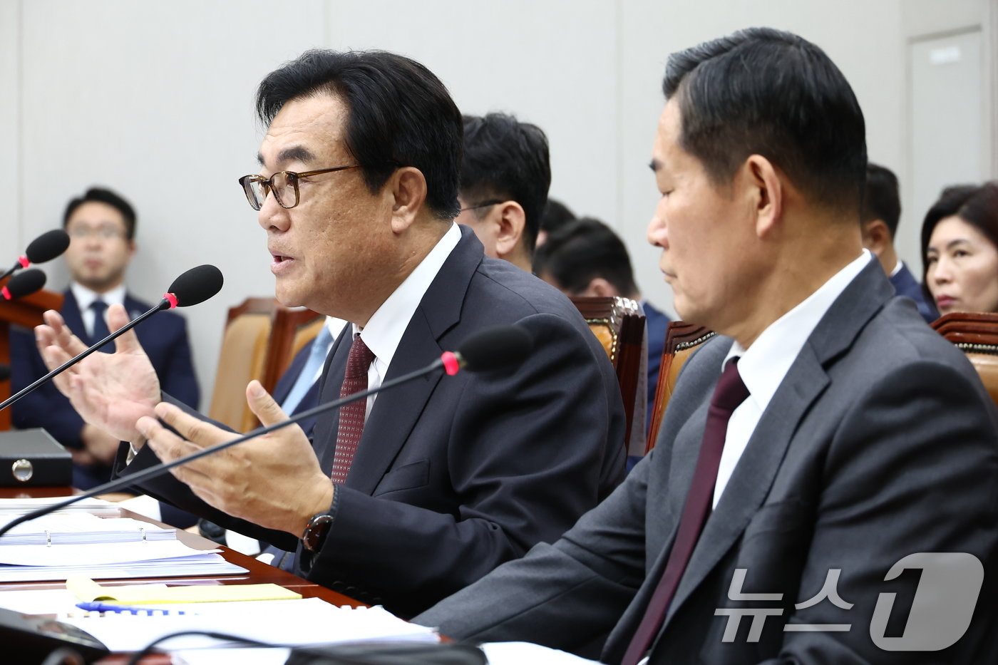 본문 이미지 - 정진석 대통령 비서실장이 1일 오전 서울 여의도 국회 운영위원회에서 열린 대통령비서실·국가안보실·대통령 경호처 대상 종합 국정감사에서 의원 질의에 답변하고 있다. 2024.11.1/뉴스1 ⓒ News1 김민지 기자