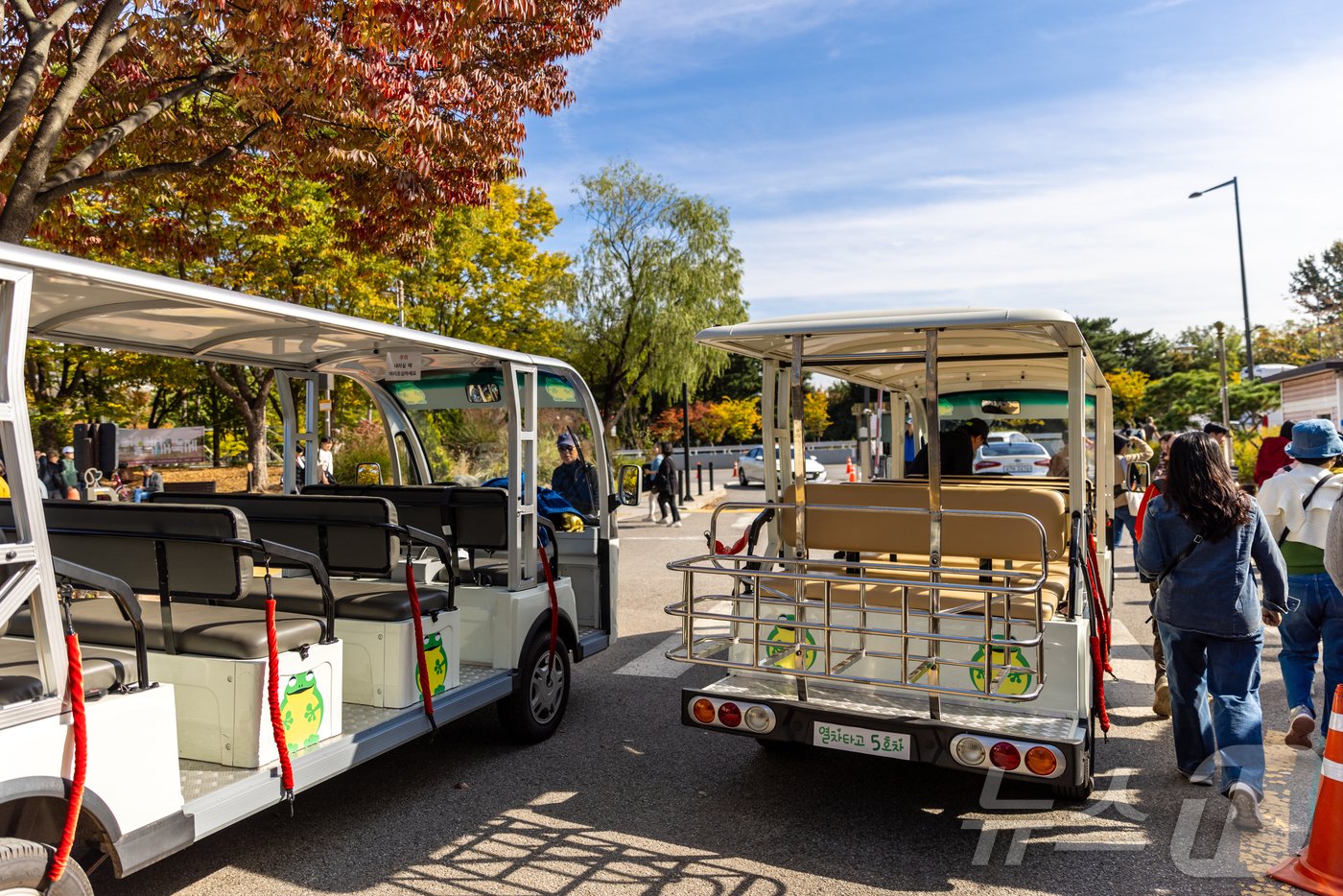 본문 이미지 - 하늘공원 맹꽁이전기차(서울관광재단 제공)