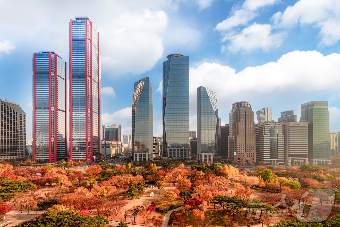 본문 이미지 - 여의도공원 단풍 전경(서울관광재단 제공)