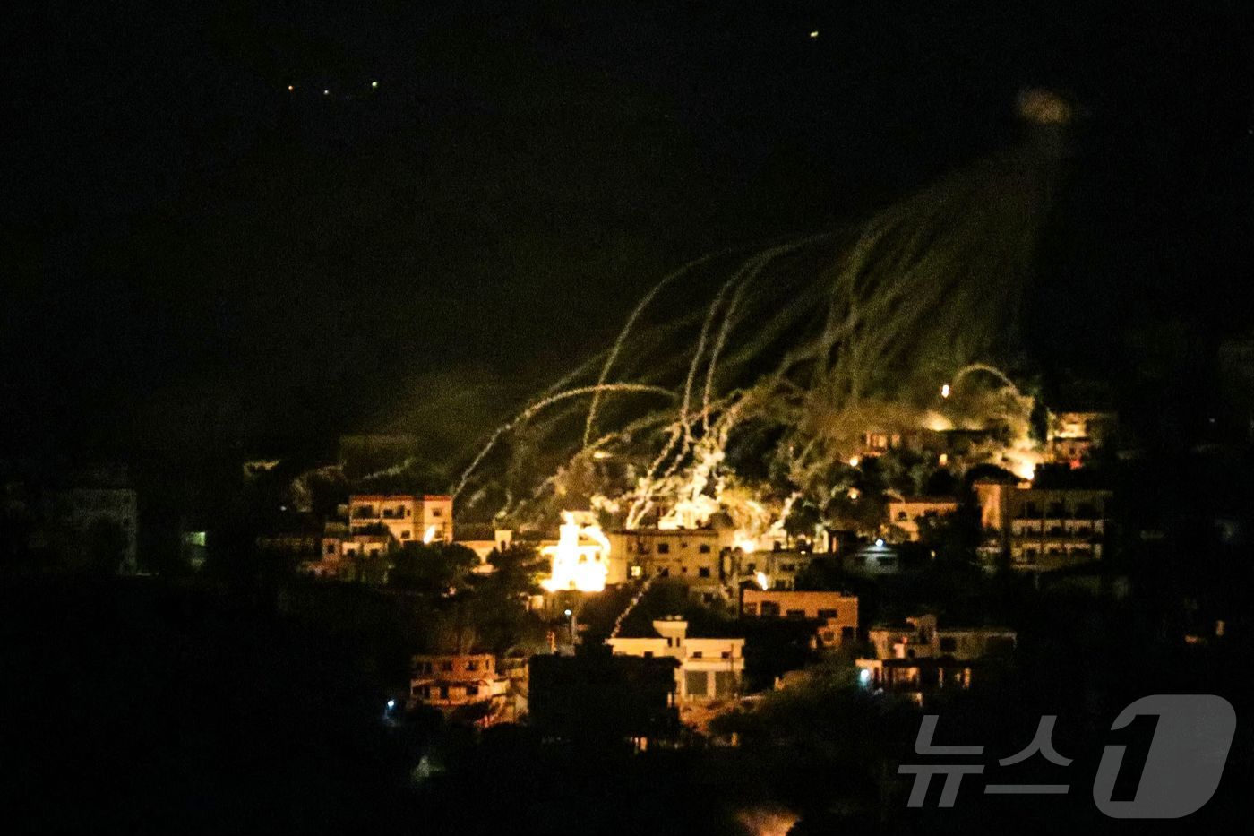 (마르자윤 AFP=뉴스1) 우동명 기자 = 31일(현지시간) 레바논 남부 마르자윤에서 헤즈볼라와 전쟁 중인 이스라엘 군의 포격을 받아 건물 위에서 폭발을 하고 있다. 2024.11 …