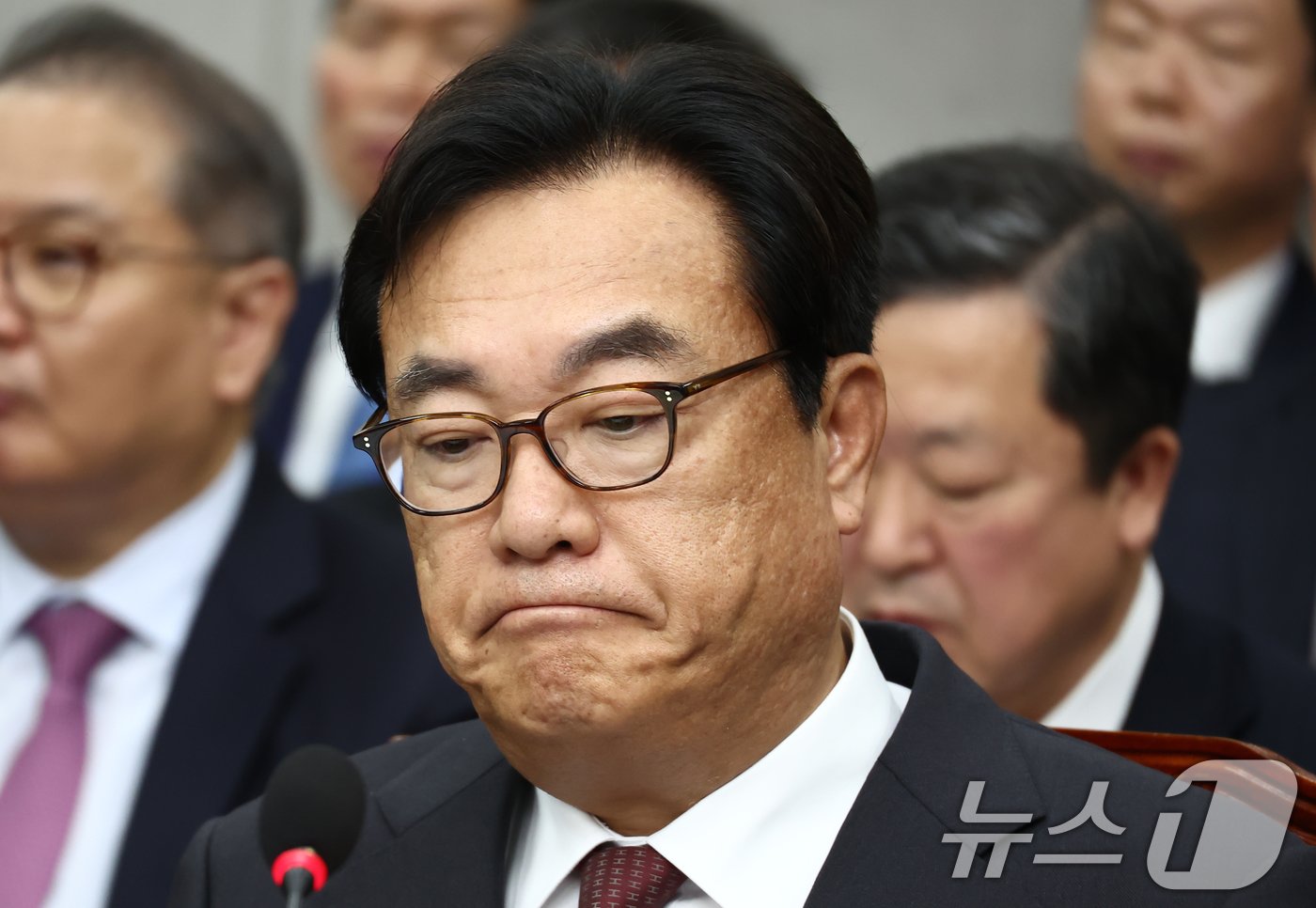 본문 이미지 - 정진석 대통령 비서실장이 1일 오전 서울 여의도 국회 운영위원회에서 열린 대통령비서실·국가안보실·대통령 경호처 대상 종합 국정감사에서 굳은 표정으로 윤석열 대통령과 명태균 씨 통화 녹취록과 관련한 질의를 듣고 있다. 2024.11.1/뉴스1 ⓒ News1 김민지 기자