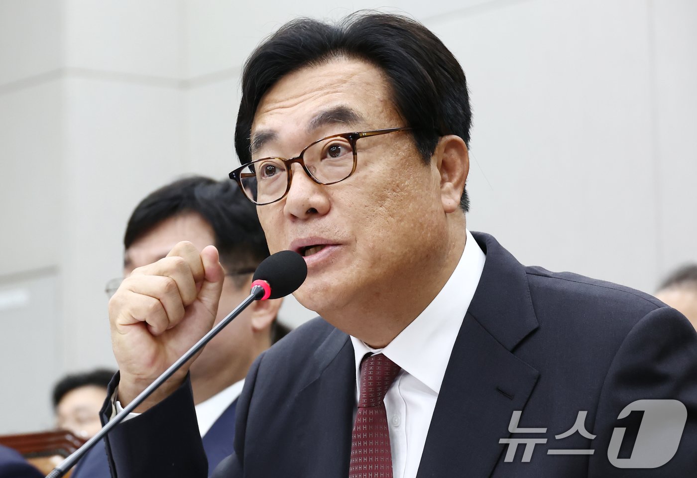 본문 이미지 - 정진석 대통령 비서실장이 1일 오전 서울 여의도 국회 운영위원회에서 열린 대통령비서실·국가안보실·대통령 경호처 대상 종합 국정감사에서 윤석열 대통령과 명태균 씨의 통화 내용과 관련한 의원 질의에 답변하고 있다. 2024.11.1/뉴스1 ⓒ News1 김민지 기자