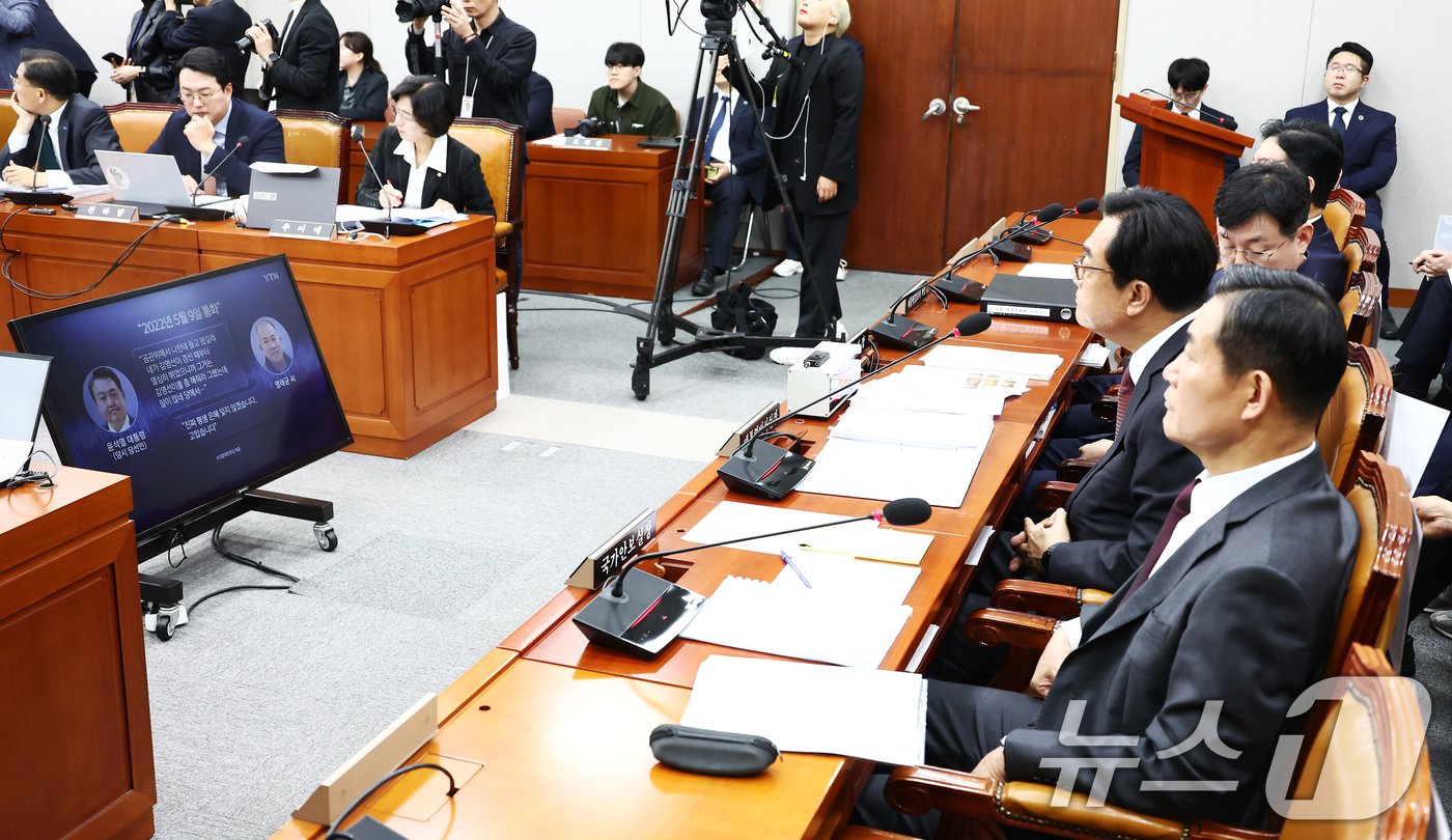 본문 이미지 - 정진석 대통령 비서실장과 신원식 국가안보실장 등이 1일 오전 서울 여의도 국회 운영위원회에서 열린 대통령비서실·국가안보실·대통령 경호처 대상 종합 국정감사에서 윤석열 대통령과 명태균 씨 간의 통화 녹취록을 듣고 있다. 2024.11.1/뉴스1 ⓒ News1 김민지 기자