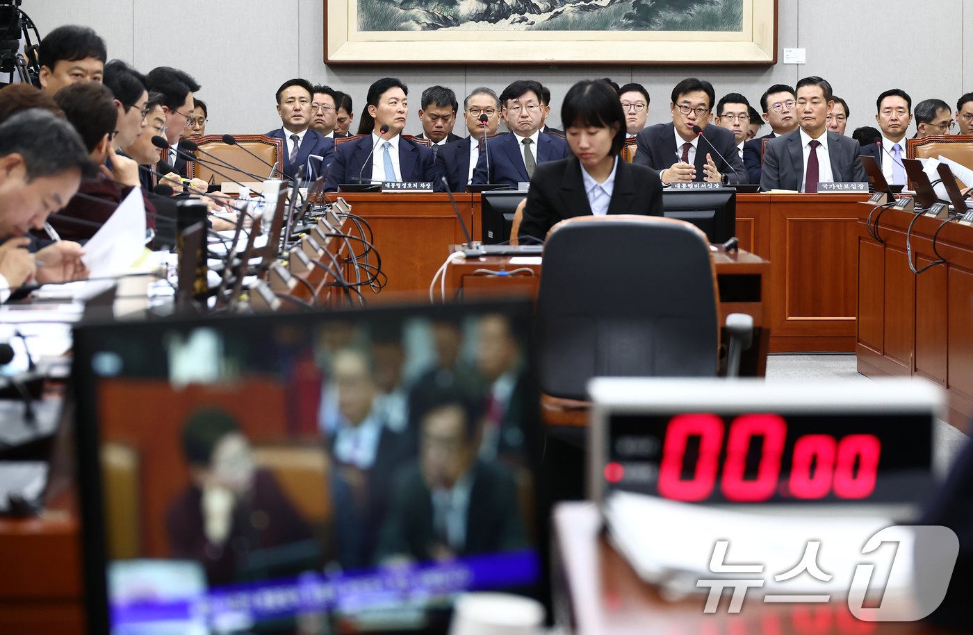 본문 이미지 - 정진석 대통령 비서실장이 1일 오전 서울 여의도 국회 운영위원회에서 열린 대통령비서실·국가안보실·대통령 경호처 대상 종합 국정감사에서 의원 질의에 답변하고 있다. 2024.11.1/뉴스1 ⓒ News1 김민지 기자