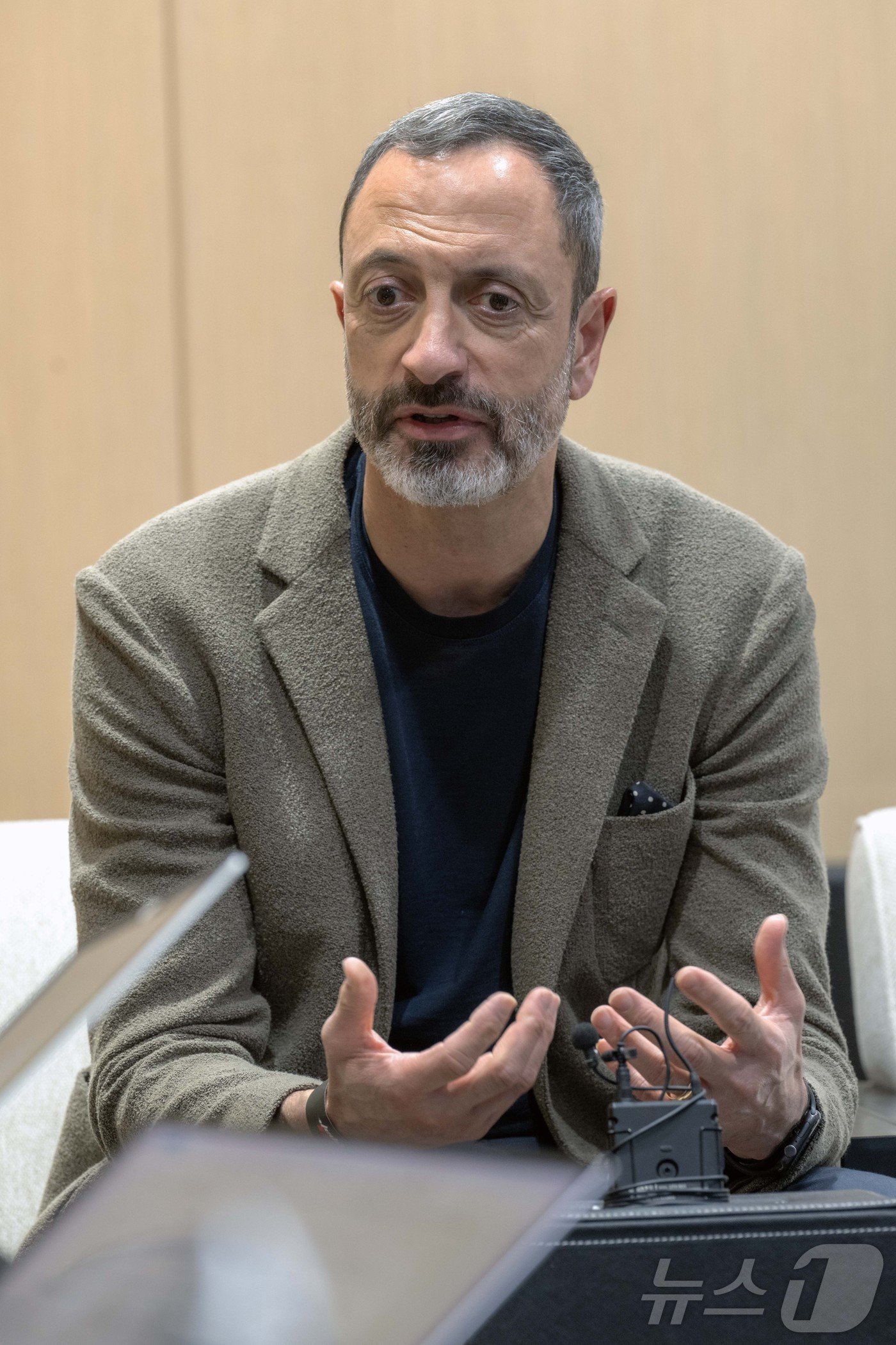 본문 이미지 -  지난달 29일(현지시간) 사우디 제다 슈퍼돔에서 열린 '2024 제다 국제 모터쇼'에서 인터뷰 중인 기아글로벌디자인담당 카림 하비브 부사장.(기아 제공) 