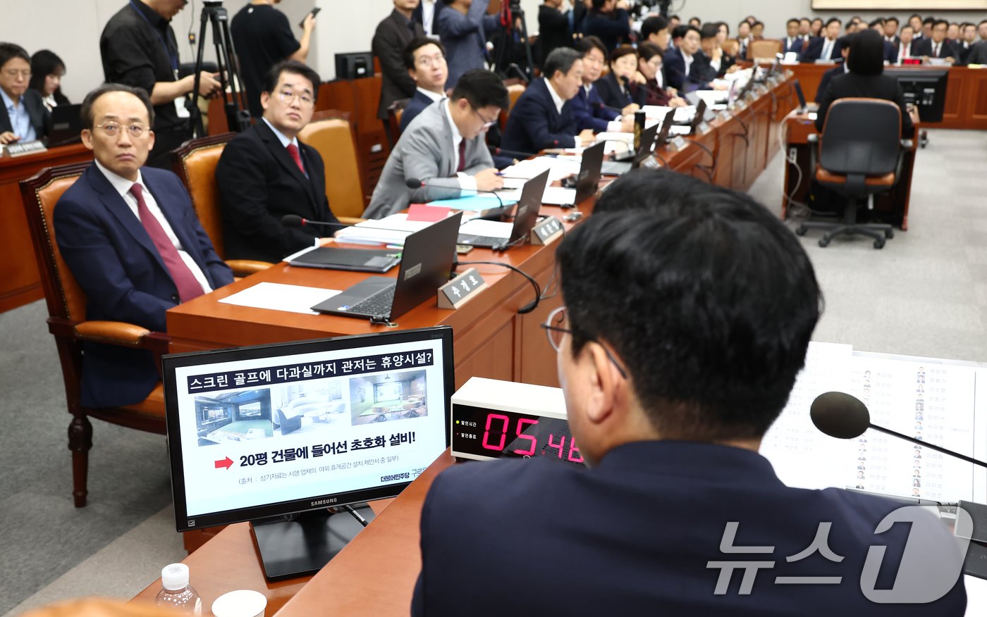 본문 이미지 - 박찬대 국회 운영위원장과 추경호 국민의힘 원내대표 등이 1일 오전 서울 여의도 국회 운영위원회에서 열린 대통령비서실·국가안보실·대통령 경호처 대상 종합 국정감사에서 대통령실 관저 휴양시설 의혹과 관련한 자료를 보고 있다. 2024.11.1/뉴스1 ⓒ News1 김민지 기자