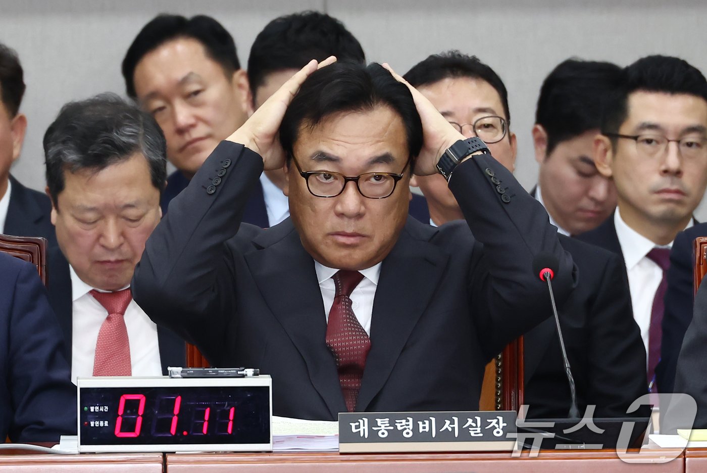 본문 이미지 - 정진석 대통령 비서실장이 1일 오전 서울 여의도 국회 운영위원회에서 열린 대통령비서실·국가안보실·대통령 경호처 대상 종합 국정감사에 출석, 머리를 만지고 있다. 2024.11.1/뉴스1 ⓒ News1 김민지 기자
