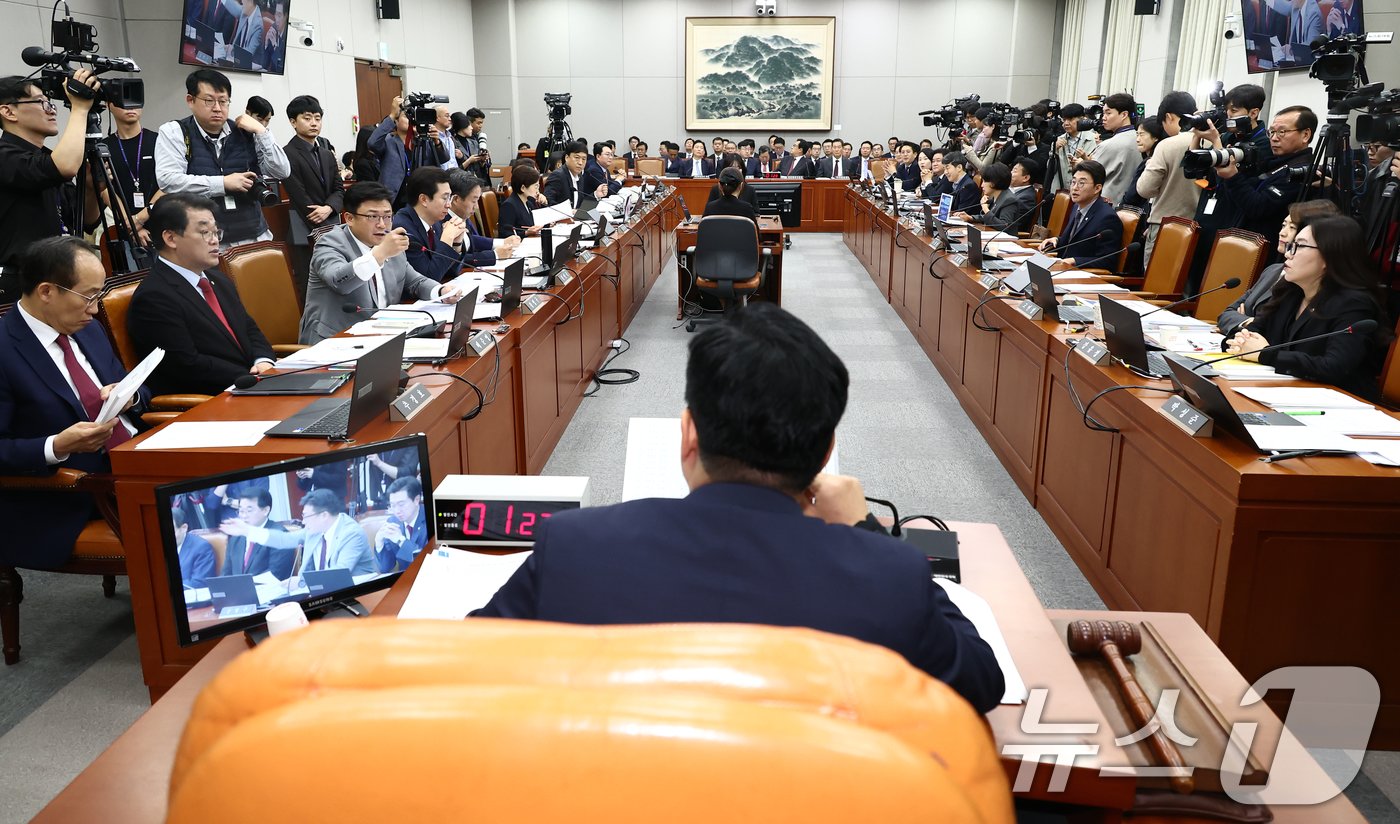 본문 이미지 - 1일 오전 서울 여의도 국회 운영위원회에서 열린 대통령비서실·국가안보실·대통령 경호처 대상 종합 국정감사에서 여야 의원들이 의사진행 발언을 두고 설전을 벌이고 있다. 2024.11.1/뉴스1 ⓒ News1 김민지 기자