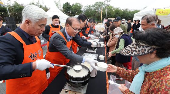 오늘은 한우먹는 날 '곰탕 시식하세요'