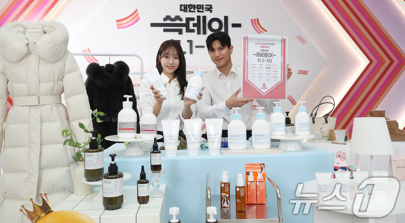 (고양=뉴스1) 임세영 기자 = 1일 오전 경기도 고양시 덕양구 스타필드 고양에서 모델들이 신세계그룹의 쇼핑 축제 '쓱데이' 개막을 알리고 있다.'쓱데이'는 1일부터 10일까지 열 …