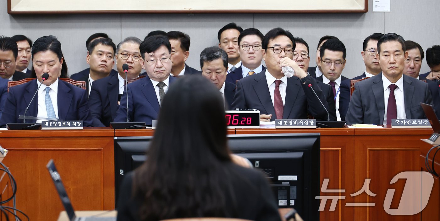 정진석 대통령실 비서실장이 1일 오전 서울 여의도 국회 운영위원회에서 열린 대통령비서실·국가안보실·대통령 경호처 대상 종합 국정감사에 출석, 물을 마시고 있다. 2024.11.1/뉴스1 ⓒ News1 김민지 기자