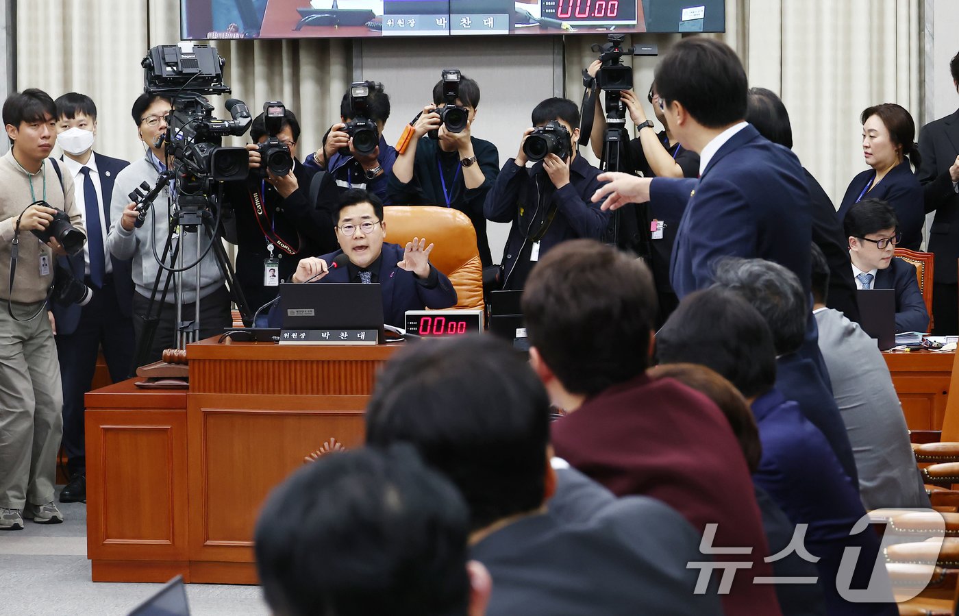 본문 이미지 - 박찬대 국회 운영위원장이 1일 오전 서울 여의도 국회 운영위원회에서 열린 대통령비서실·국가안보실·대통령 경호처 대상 종합 국정감사에서 증인 선서와 의사진행 관련을 두고 여당 의원들의 항의를 받고 있다. 2024.11.1/뉴스1 ⓒ News1 김민지 기자