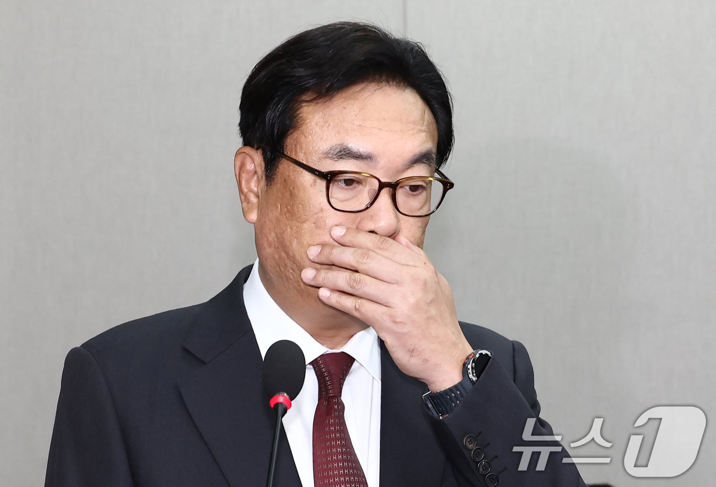 본문 이미지 - 정진석 대통령실 비서실장이 1일 오전 서울 여의도 국회 운영위원회에서 열린 대통령비서실·국가안보실·대통령 경호처 대상 종합 국정감사에 출석, 얼굴을 만지고 있다. 2024.11.1/뉴스1 ⓒ News1 김민지 기자