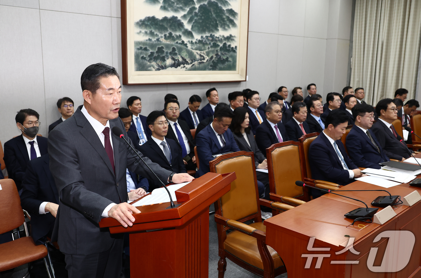 (서울=뉴스1) 김민지 기자 = 신원식 국가안보실장이 1일 오전 서울 여의도 국회 운영위원회에서 열린 대통령비서실·국가안보실·대통령 경호처 대상 종합 국정감사에 출석해 업무보고를 …