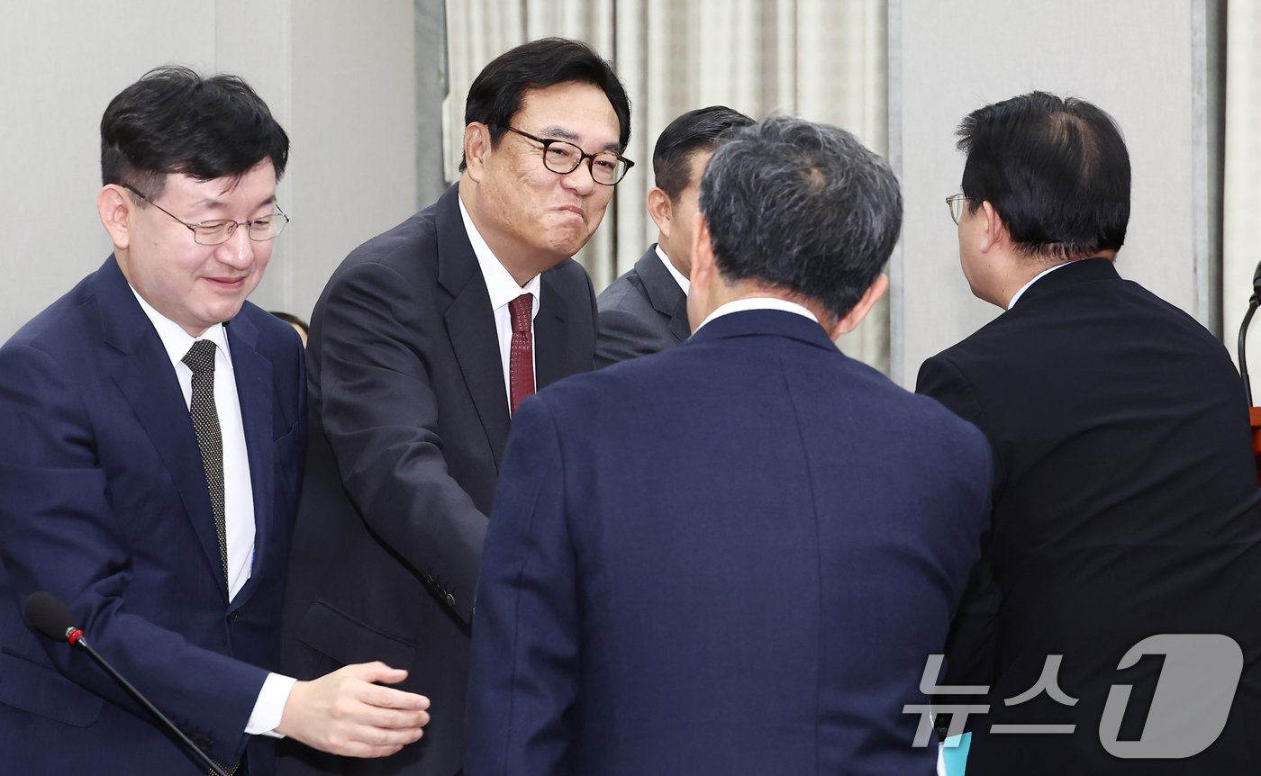 본문 이미지 - 정진석 대통령실 비서실장이 1일 오전 서울 여의도 국회 운영위원회에서 열린 대통령비서실·국가안보실·대통령 경호처 대상 종합 국정감사에 출석, 배준영 국민의힘 의원 등과 악수하고 있다. 2024.11.1/뉴스1 ⓒ News1 김민지 기자