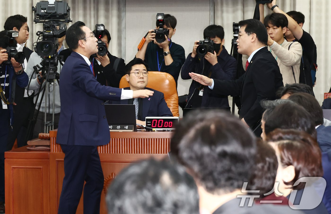 국회 운영위원회 배준영 국민의힘 간사&#40;오른쪽&#41;와 박성준 더불어민주당 간사가 1일 오전 서울 여의도 국회 운영위원회에서 열린 대통령비서실·국가안보실·대통령 경호처 대상 종합 국정감사에서 김건희 여사의 동행명령장 발부와 관련해 설전을 벌이고 있다. 가운데는 박찬대 운영위원장. 2024.11.1/뉴스1 ⓒ News1 김민지 기자