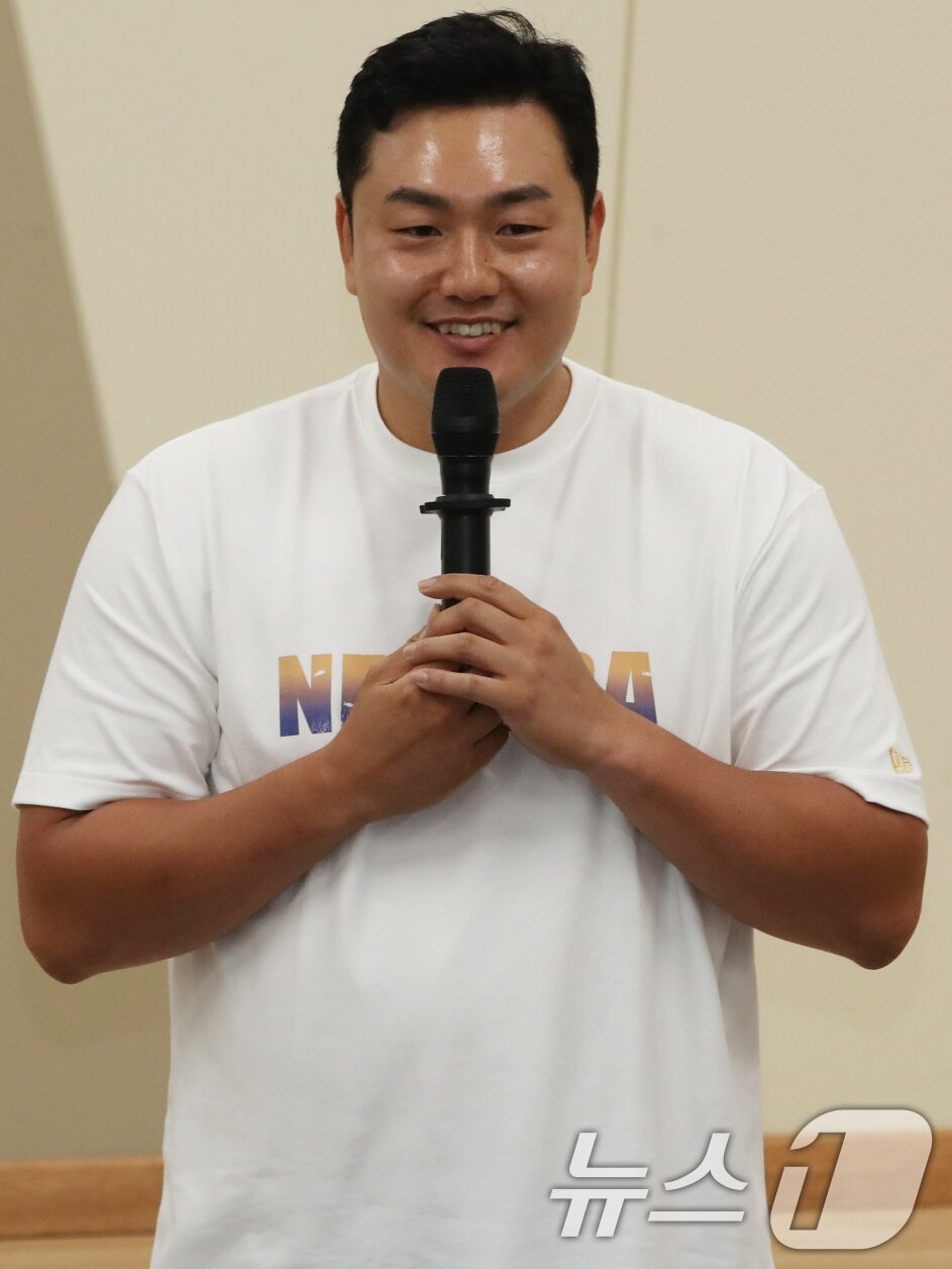 본문 이미지 - 코리안 메이저리거 최지만 선수가 1일 오후 제주고등학교에서 제주고, 제주제일중학교 학생 선수들을 만나 조언을 건네고 있다. 2024.11.1 ⓒ 뉴스1 오현지 기자