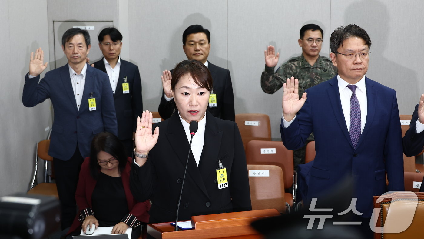 윤석열 대통령 배우자 김건희 여사의 공천개입 의혹을 제기한 강혜경씨와 명태균 보고서 의혹을 폭로한 신용한 전 서원대 교수 등 증인들이 1일 오후 서울 여의도 국회 운영위원회에서 열린 대통령비서실·국가안보실·대통령 경호처 대상 종합 국정감사에 출석, 증인 선서를 하고 있다. 2024.11.1/뉴스1 ⓒ News1 김민지 기자