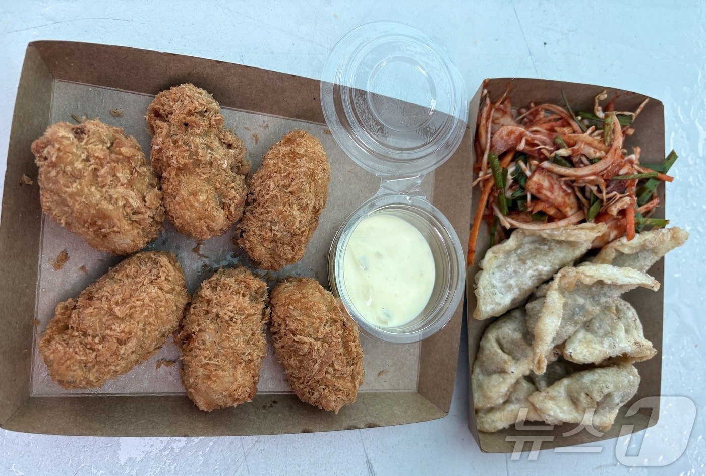 본문 이미지 - 굴카츠와 굴비빔만두./뉴스1 강미영기자