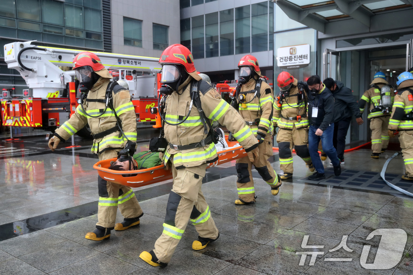 (대구=뉴스1) 공정식 기자 = 1일 오후 대구 북구 칠곡경북대학교병원에서 열린 '긴급구조 종합훈련 및 재난대응 안전한국훈련'에서 119구조대가 지진으로 인한 가스폭발과 대형화재 …