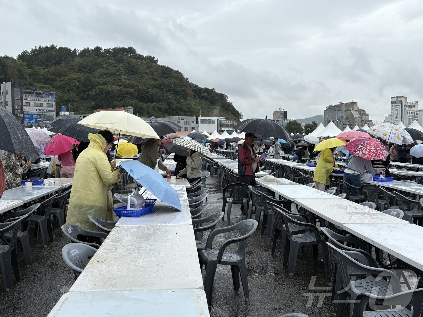 본문 이미지 - 비에 젖은 테이블에서 식사를 하는 시민들.2024.11.01/뉴스1 강미영기자