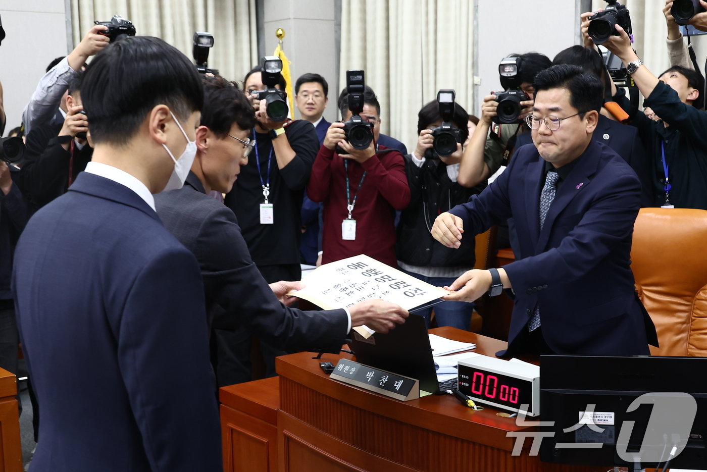 박찬대 운영위원장이 1일 오후 서울 여의도 국회 운영위원회에서 열린 대통령비서실·국가안보실·대통령 경호처 대상 종합 국정감사에서 김건희 여사 등에 대한 동행명령장을 경위들에게 전달하고 있다. 2024.11.1/뉴스1 ⓒ News1 김민지 기자