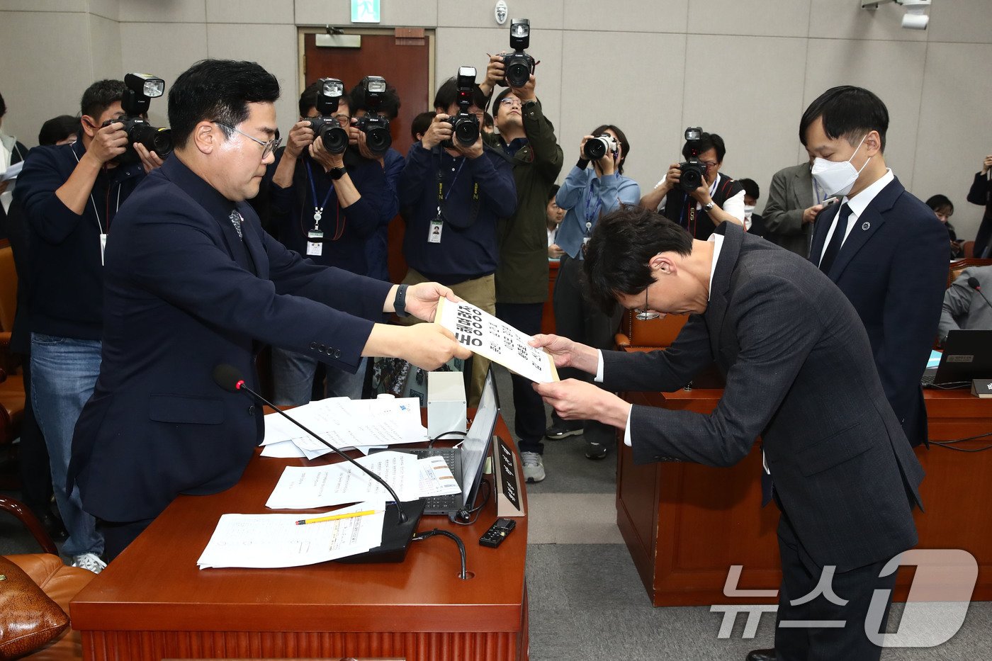 본문 이미지 - 박찬대 국회 운영위원장이 1일 오후 서울 여의도 국회 운영위원회에서 열린 대통령실 등에 대한 국정감사를 중지하고 운영위 전체회의를 개회, 국정감사에 불출석한 김건희 여사를 비롯한 증인들에 대해 동행명령장을 발부하고 있다. 2024.11.1/뉴스1 ⓒ News1 이광호 기자
