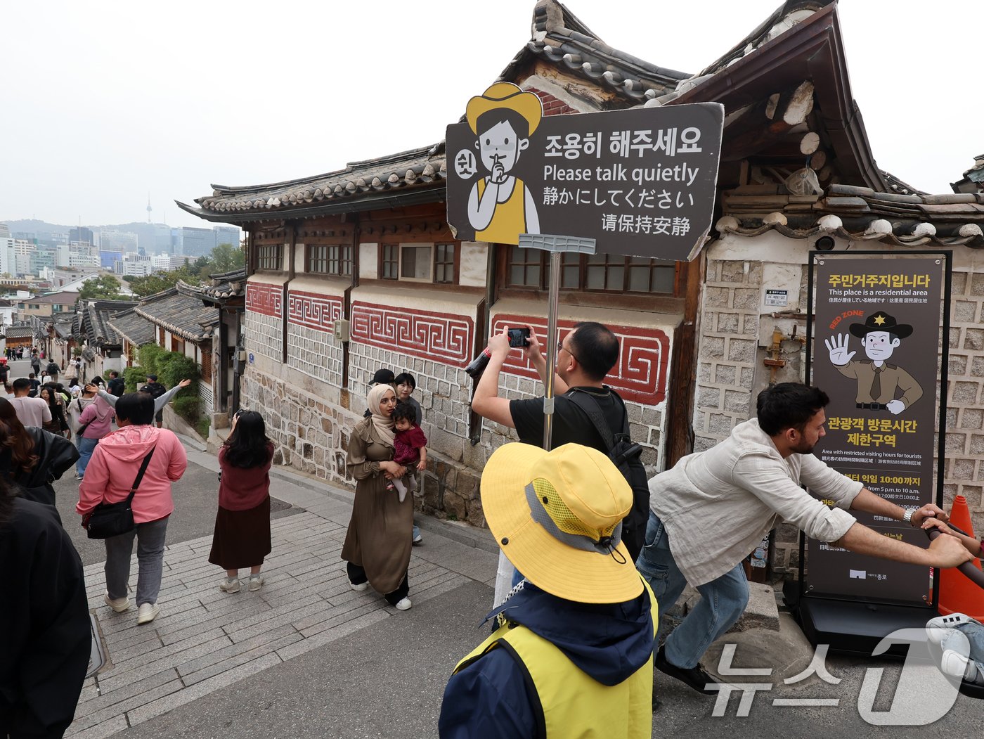 1일 오후 서울 종로구 북촌 한옥마을에 관광객 방문 제한을 알리는 &#39;레드존&#39; 안내판이 설치돼 있다. 2024.11.1/뉴스1 ⓒ News1 황기선 기자