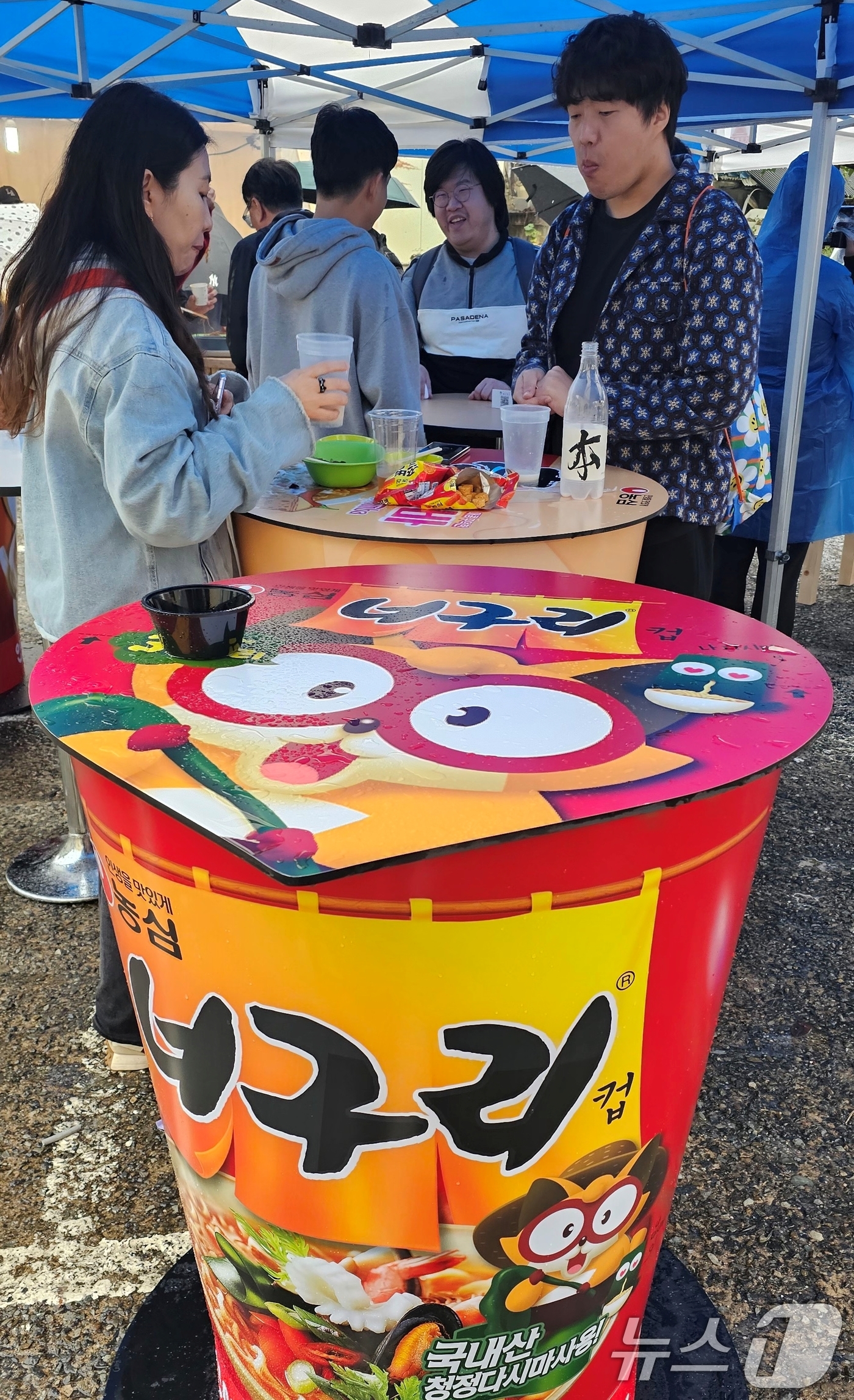 (구미=뉴스1) 정우용 기자 = 1일 개막한 구미라면축제 식음존에서 한 시민이 라면을 먹고 있다. 오는 3일까지 구미 역전로 일원에서 열리는 라면축제는  24개의 라면 레스토랑에서 …