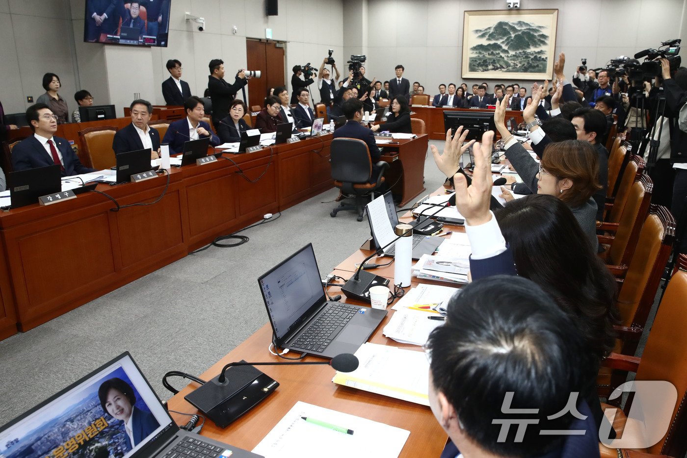 본문 이미지 - 1일 오후 서울 여의도 국회 운영위원회에서 대통령실 등에 대한 국정감사를 중지하고 열린 운영위 전체회의에서 김건희 여사 등 불출석 증인에 대한 동행명령장 발부의 건에 대한 표결이 진행되고 있다.. 2024.11.1/뉴스1 ⓒ News1 이광호 기자