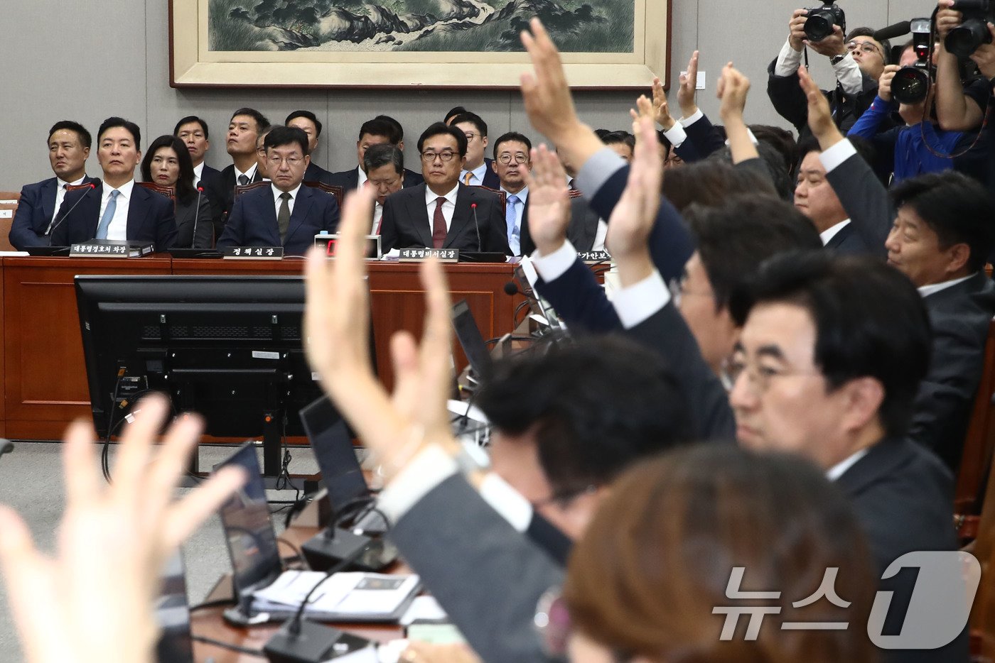 본문 이미지 - 1일 오후 서울 여의도 국회 운영위원회에서 대통령실 등에 대한 국정감사를 중지하고 열린 운영위 전체회의에서 김건희 여사 등 불출석 증인에 대한 동행명령장 발부의 건에 대한 표결이 진행되고 있다.. 2024.11.1/뉴스1 ⓒ News1 이광호 기자
