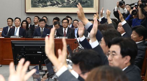 [국감]동행명령장 표결 바라보는 정진석 비서실장