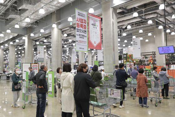 [단독]이마트, '스투시' 가품 논란에 판매 중단…"선제적 환불 조치"