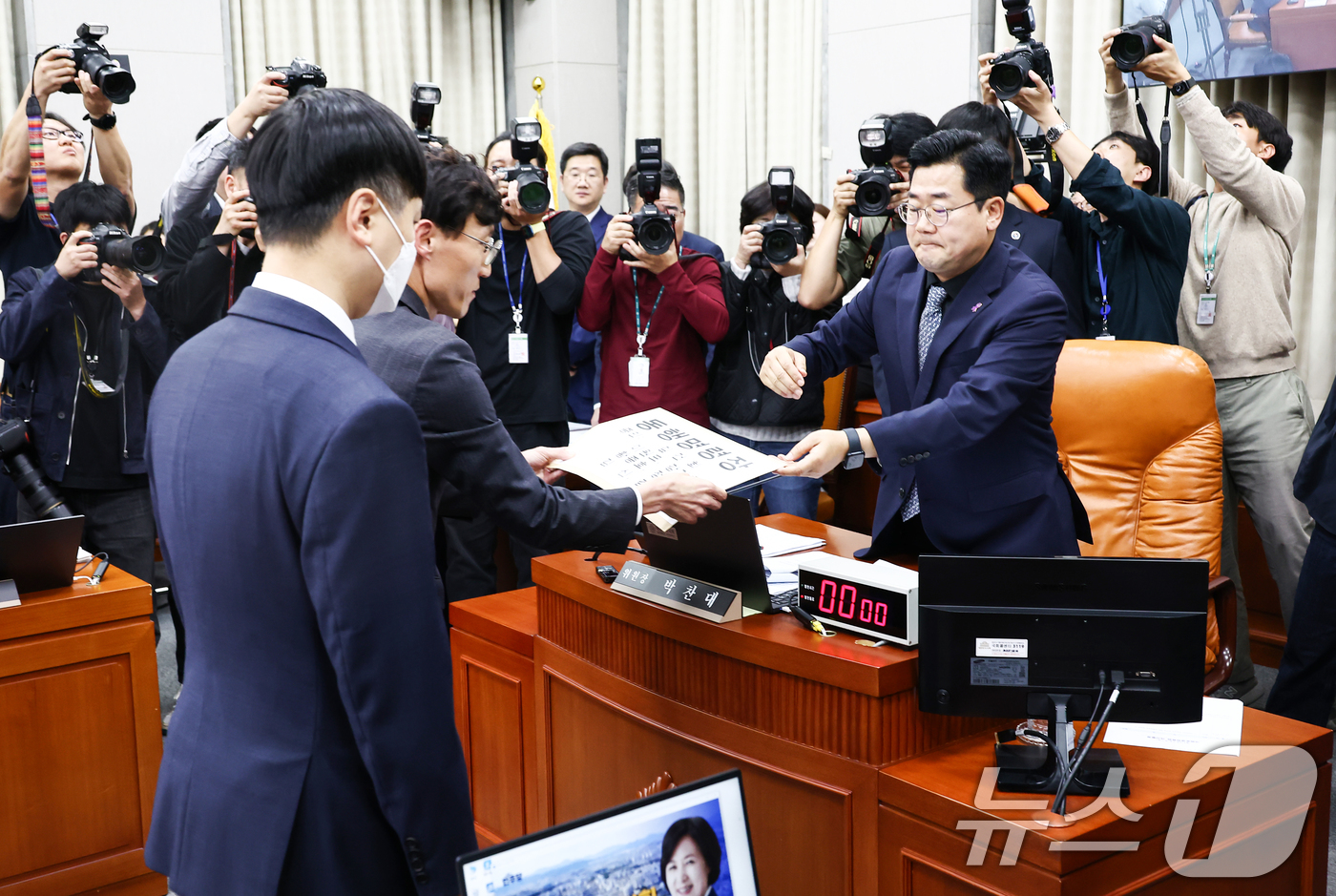 (서울=뉴스1) 김민지 기자 = 박찬대 운영위원장이 1일 오후 서울 여의도 국회 운영위원회에서 열린 대통령비서실·국가안보실·대통령 경호처 대상 종합 국정감사에서 김건희 여사 등에 …