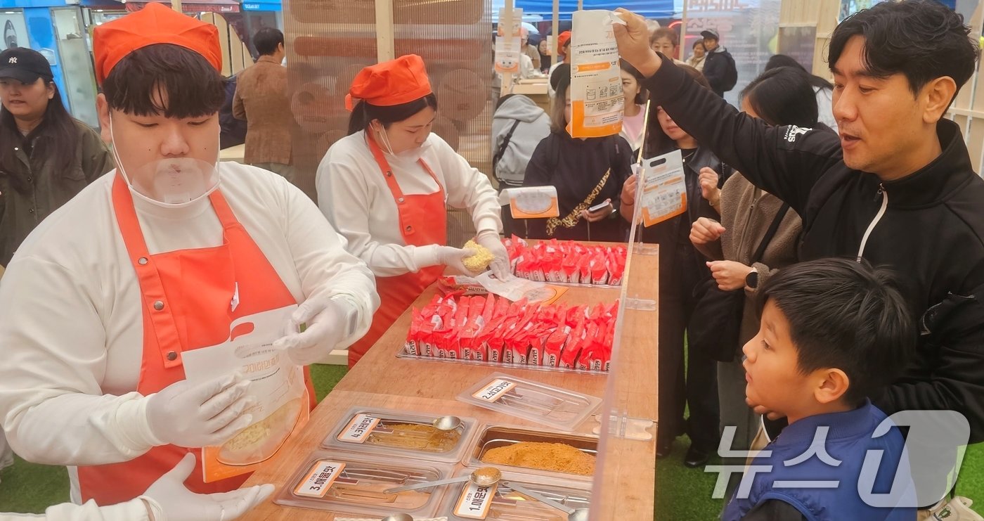 1일 개막한 구미라면축제 나만의 레시피로 만드는 &#39;라면공작소&#39; 코너에서 한 부자가 본인만의 라면을 만들기 위해 토핑을 고르고 있다. 오는 3일까지 구미 역전로 일원에서 열리는 라면축제는 24개의 라면 레스토랑에서 이색 라면을 팔고 라믈리에 선발대회, 스트릿댄스파이터 선발대회 등이 열린다. 2024.11.1/뉴스1 ⓒ News1 정우용 기자