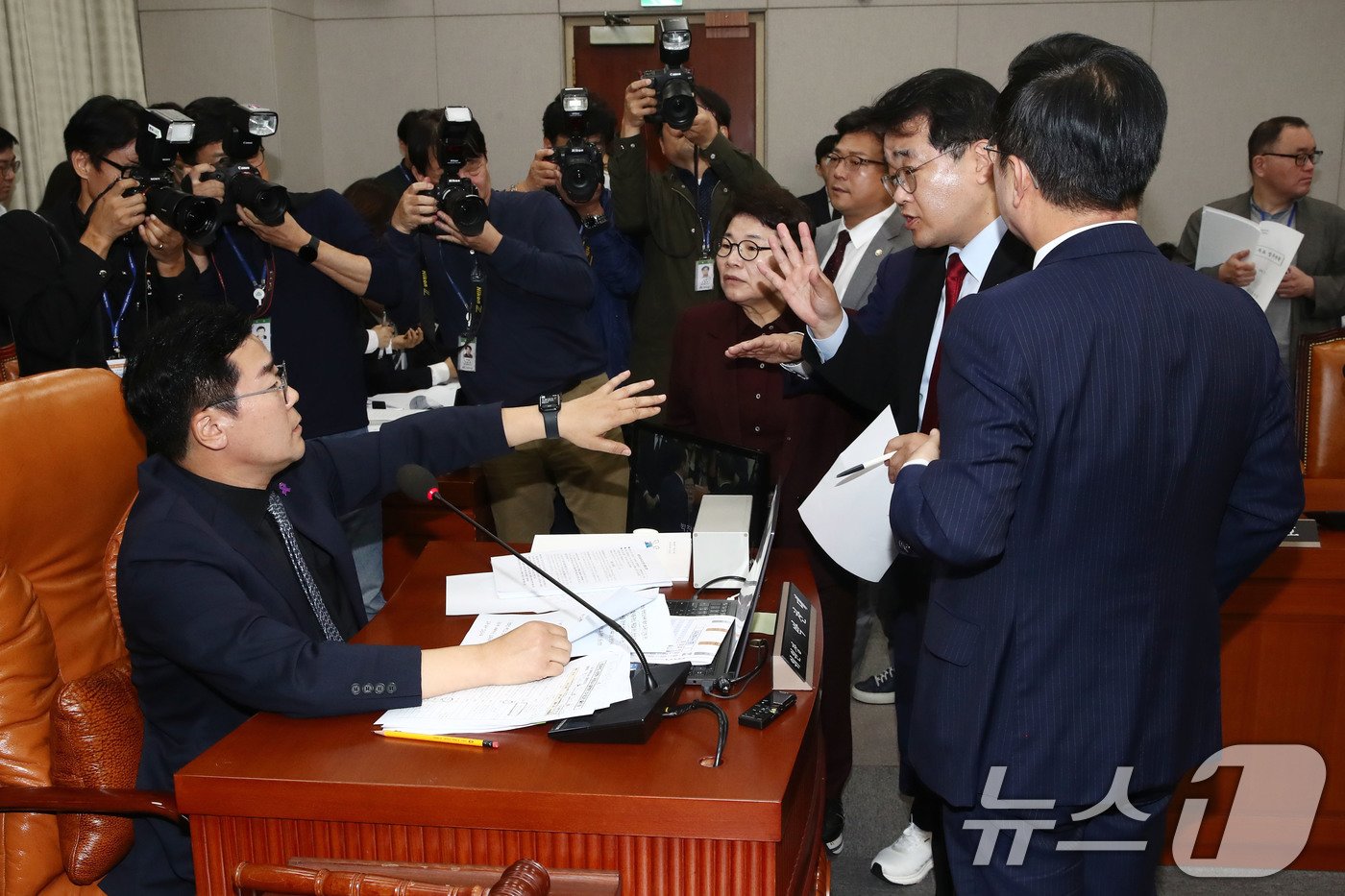 국회 운영위 여당 간사인 배준영 국민의힘 원내수석부대표 등이 1일 오후 서울 여의도 국회 운영위원회에서 대통령실 등에 대한 국정감사를 중지하고 개회한 운영위 전체회의에서 김건희 여사 등 불출석 증인에 대한 동행명령장 발부의 건에 대한 표결을 반대하며 박찬대 위원장에게 항의하고 있다.. 2024.11.1/뉴스1 ⓒ News1 이광호 기자