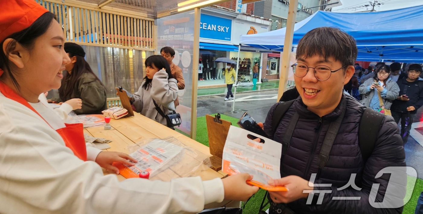 (구미=뉴스1) 정우용 기자 = 1일 개막한 구미라면축제에서 1일 2000명에게 제공하는 나만의 레시피로 만드는 '라면공작소' 코너가 오픈하자 한 참여객이 반갑게 입장하고 있다. …