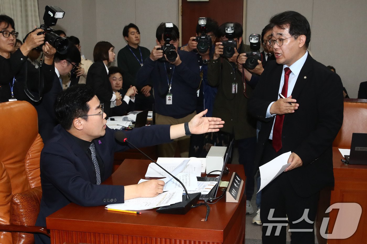 본문 이미지 - 국회 운영위 여당 간사인 배준영 국민의힘 원내수석부대표가 1일 오후 서울 여의도 국회 운영위원회에서 대통령실 등에 대한 국정감사를 중지하고 개회한 운영위 전체회의에서 김건희 여사 등 불출석 증인에 대한 동행명령장 발부의 건에 대한 표결을 반대하며 박찬대 위원장에게 항의하고 있다.. 2024.11.1/뉴스1 ⓒ News1 이광호 기자