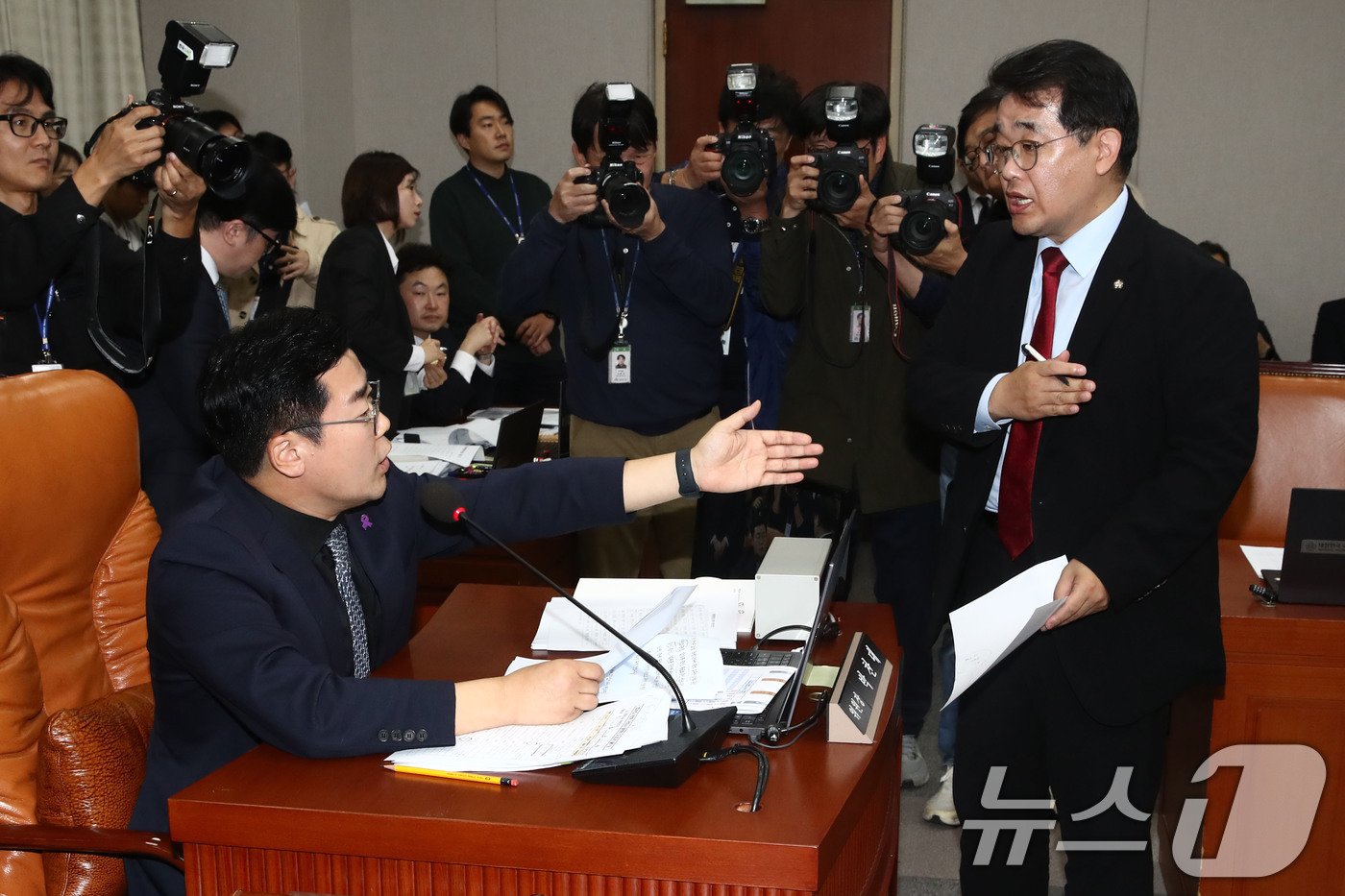 국회 운영위 여당 간사인 배준영 국민의힘 원내수석부대표가 1일 오후 서울 여의도 국회 운영위원회에서 대통령실 등에 대한 국정감사를 중지하고 개회한 운영위 전체회의에서 김건희 여사 등 불출석 증인에 대한 동행명령장 발부의 건에 대한 표결을 반대하며 박찬대 위원장에게 항의하고 있다.. 2024.11.1/뉴스1 ⓒ News1 이광호 기자