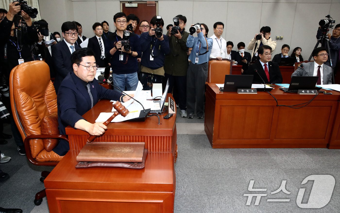 본문 이미지 - 박찬대 국회 운영위원장이 1일 오후 서울 여의도 국회 운영위원회에서 대통령실 등에 대한 국정감사를 중지하고 개회한 운영위 전체회의에서 김건희 여사 등 불출석 증인에 대한 동행명령장 발부의 건을 의결하고 있다.. 2024.11.1/뉴스1 ⓒ News1 이광호 기자