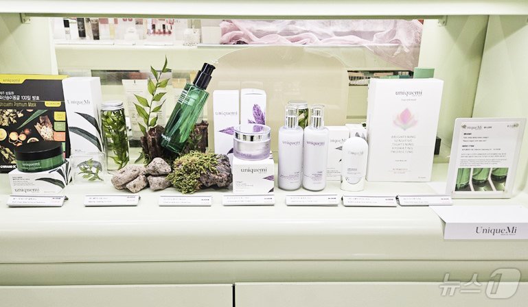 본문 이미지 - 1일 서울 영등포구 여의도 더현대 서울 지하 2층에서 모델이 유니크미 제품들을 소개하고 있다. 발효화장품 전문기업 유니크미는 이날 더현대 서울에 입점했다. 2024.11.1/뉴스1 김진희 기자 ⓒ News1