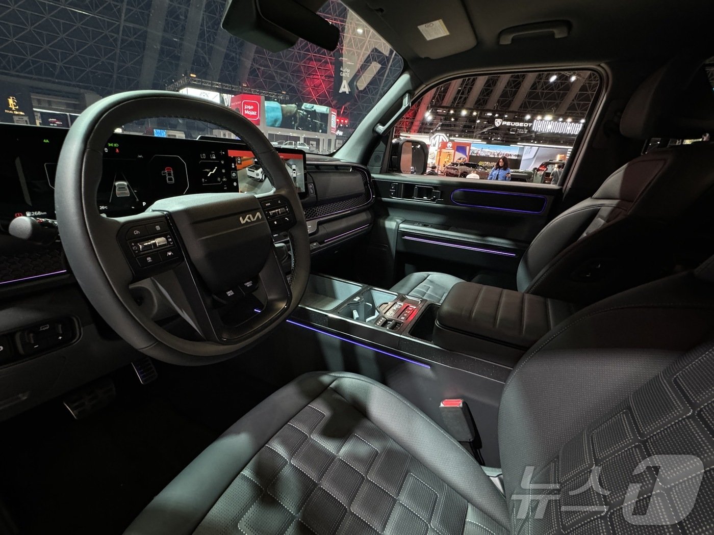본문 이미지 -  기아가 29일(현지시간) 사우디아라비아 제다에서 열린 ‘2024 제다 국제 모터쇼’ 보도발표회에서 브랜드 최초의 픽업트럭 '타스만'을 세계 최초로 공개했다. 사진은 현장에 전시한 타스만의 실내 모습.ⓒ 뉴스1